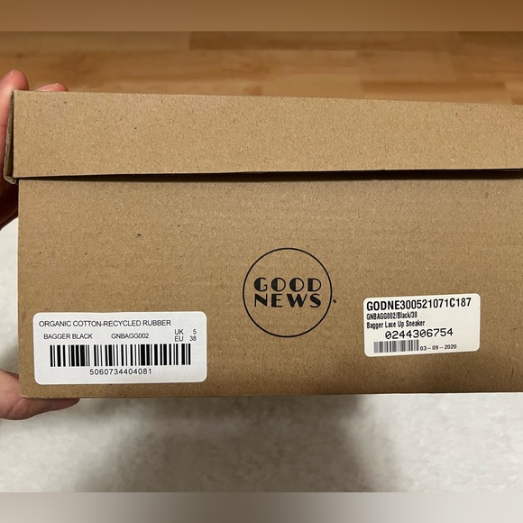 BRAND NEW Bagger Lace Up Sneakers - Picture 2 of 2